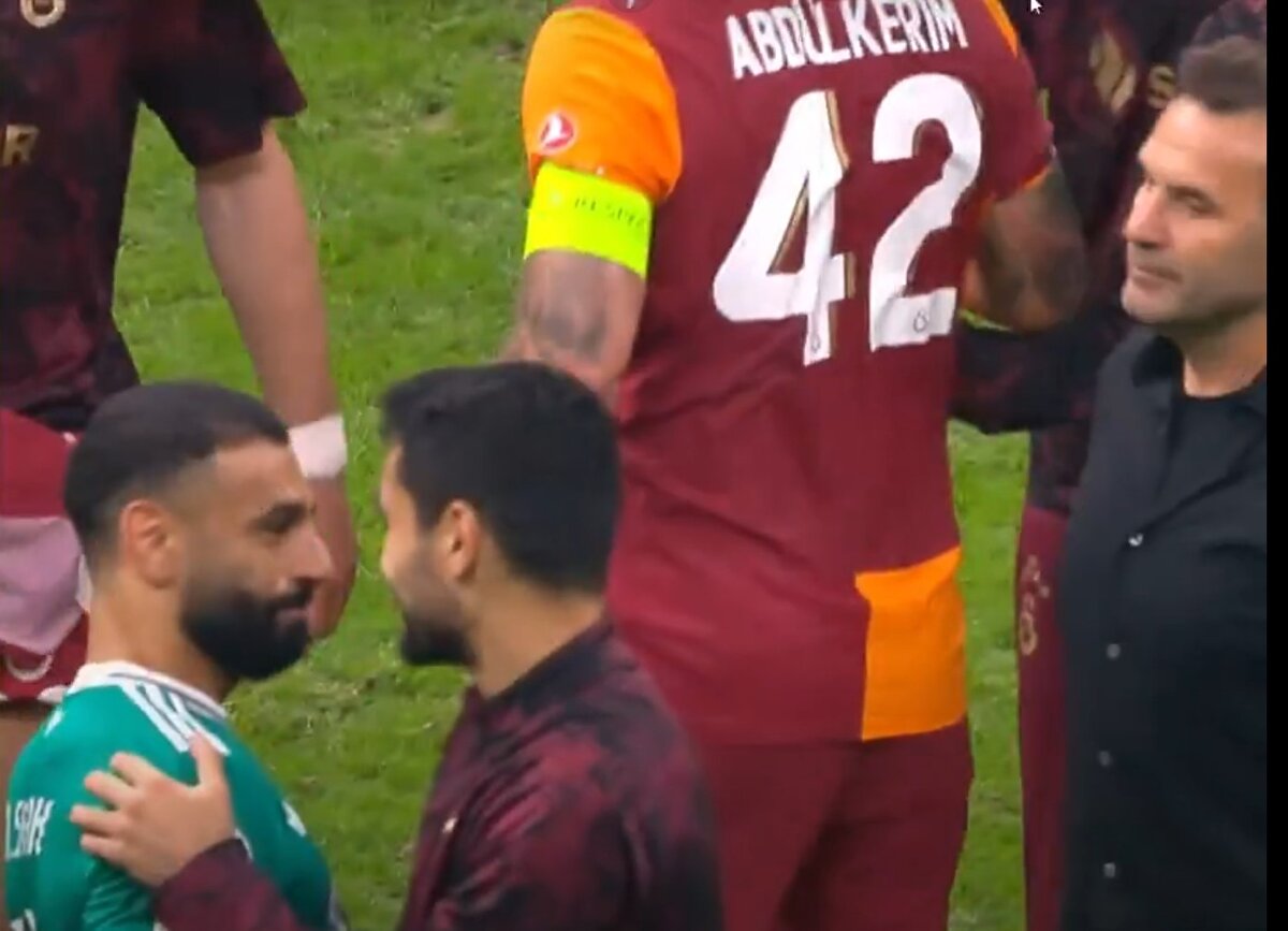 OYUNCUNUN KİM OLDUĞU BELLİ OLDU<br><br>İlkay'ın bahsettiği oyuncunun Mohamed Salah olduğu ortaya çıktı. Mısırlı yıldız, maç sonunda İlkay'ın yanına geldiği görüldü. <br><br>