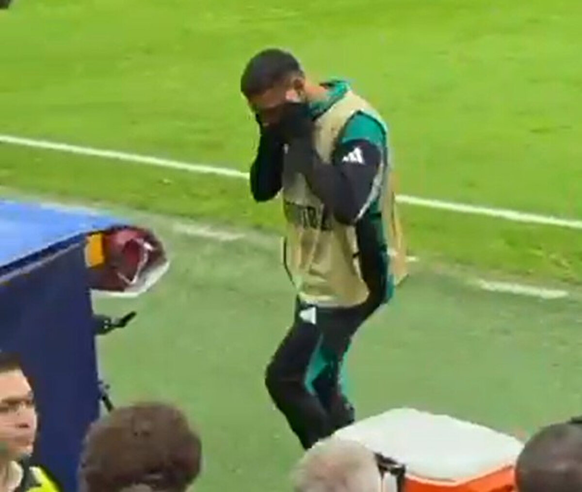 Mohamed Salah, maç esnasında yedek kulübesinde ıslıklardan dolayı kulağını tuttuğu da görülmüştü. 