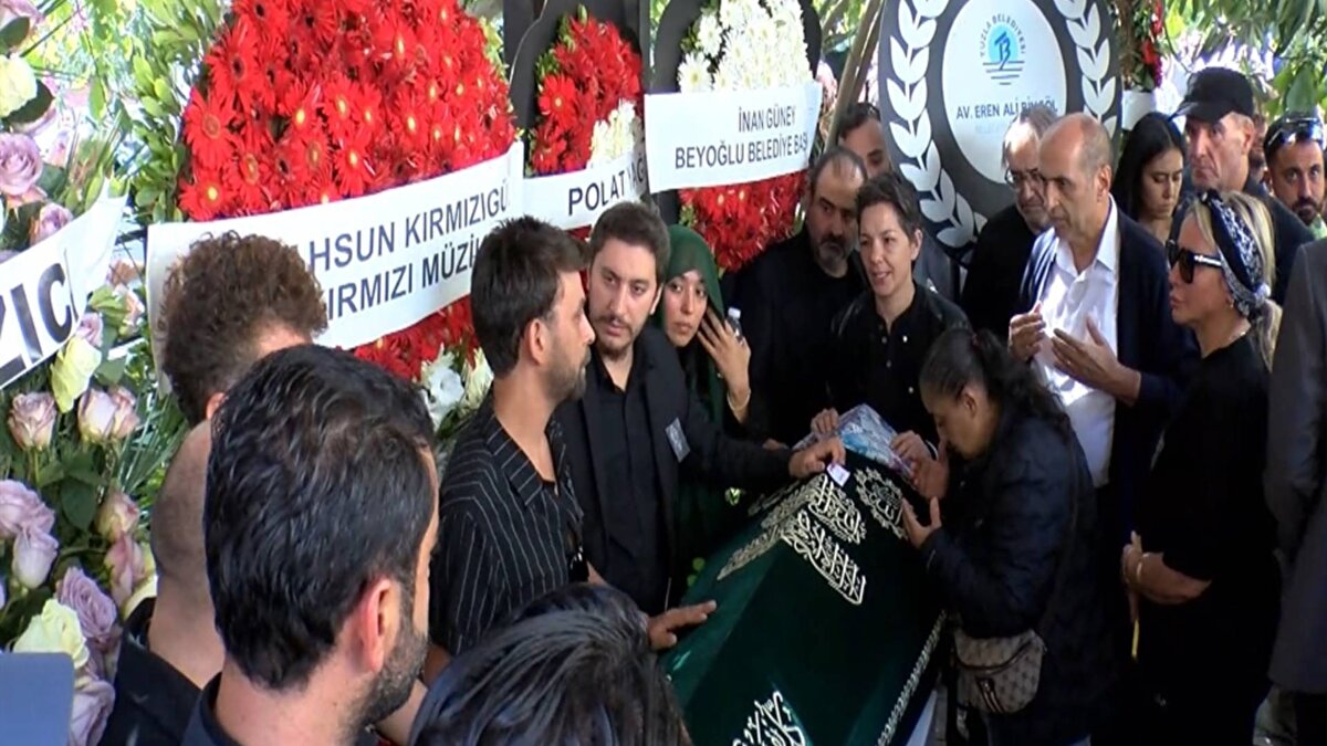 Güllü'nün kızı Tuyan Ülkem de cenaze sırasında baygınlık geçirdi. Gözü yaşlı kız annesinin tabutunun başından uzun süre ayrılamadı.