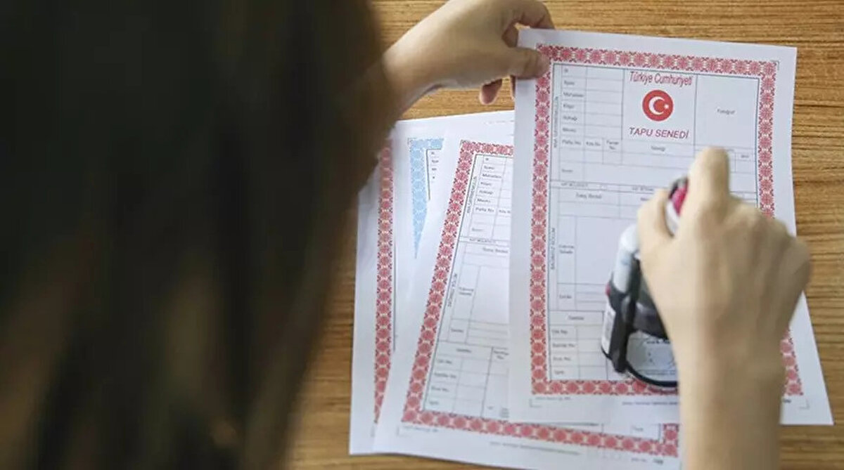 Tüketici Konfederasyonu Başkanı Aydın Ağaoğlu, bu durumun ciddi ekonomik zararlara neden olabildiğini belirtti. Ağaoğlu, şu örneği verdi:<br><br>“Vatandaş evini 10 milyon TL’ye satmak üzereyken rapor nedeniyle işlemler aksıyor. Alıcı evi almaktan vazgeçiyor ve bir ay sonra aynı ev 8 milyon TL’ye satılıyor. 2 milyon TL zarara uğrayan kişi, tapu memurunu kamu denetçiliğine şikâyet edebilir. Ayrıca, görev ihmali nedeniyle savcılığa suç duyurusunda da bulunabilir.”