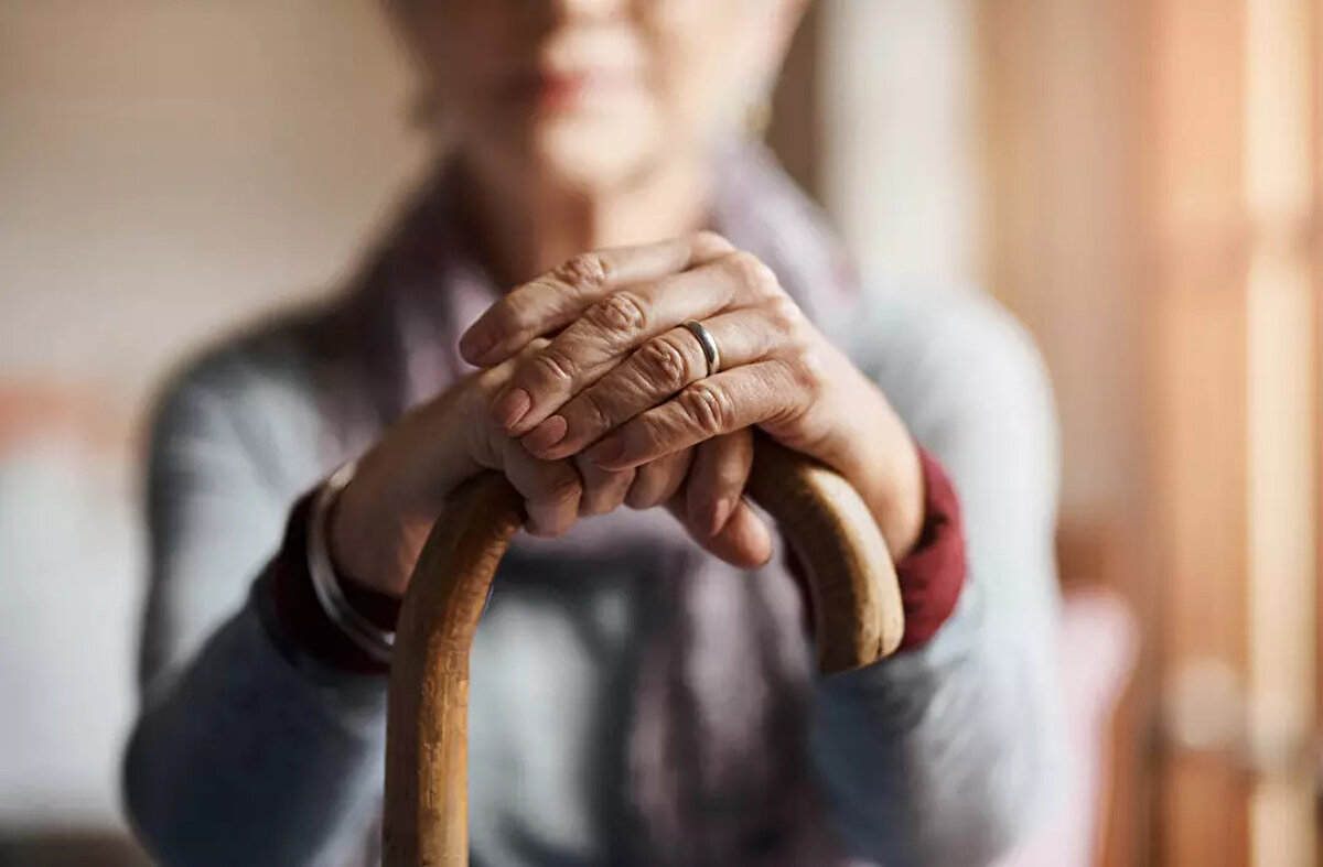 Son 1 yıldır tapu işlemlerinde 65 yaş üstü vatandaşlar için istenen sağlık raporu, ciddi mağduriyetlere yol açıyor. Sadece devlet hastanelerinden alınabilen ve geçerliliği yalnızca 1 gün olan bu raporlar nedeniyle gayrimenkul alım-satım işlemleri aksıyor, vatandaşlar hem maddi hem de psikolojik olarak zarar görüyor.