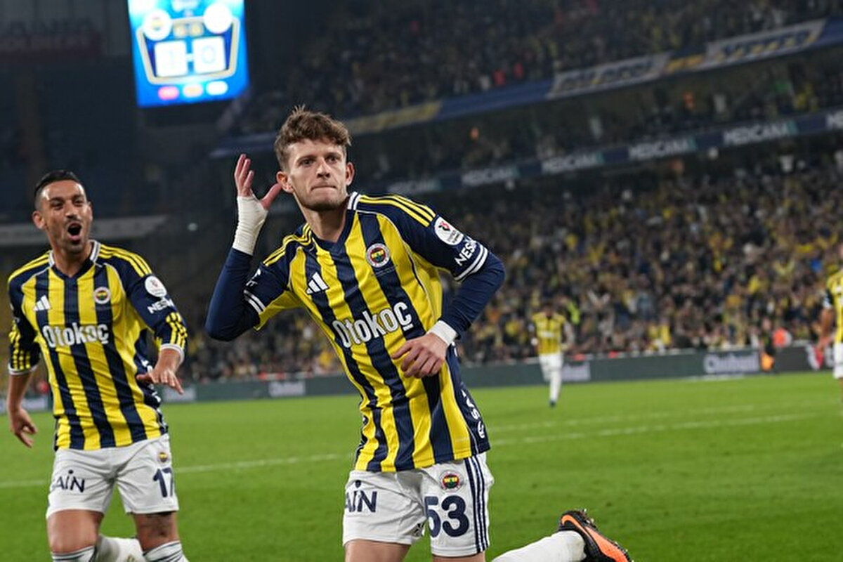 Fenerbahçe UEFA Avrupa Ligi kadrosu<br><br>Fenerbahçe’nin UEFA listesinde şu futbolcular yer alıyor:<br>Ederson, İrfan Can Eğribayat, Tarık Çetin, Çağlar Söyüncü, Yiğit Efe Demir, Mert Müldür, Jayden Oosterwolde, Nelson Semedo, Milan Skriniar, Archie Brown, İsmail Yüksek, Fred, Edson Alvarez, İrfan Can Kahveci, Sebastian Szymanski, Oğuz Aydın, Anderson Talisca, Kerem Aktürkoğlu, Jhon Duran, Marco Asensio, Youssef En-Nesyri, Dorgeles Nene, Cenk Tosun.