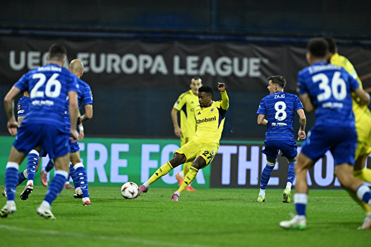Fenerbahçe’nin son durumu<br><br>İlk haftada Dinamo Zagreb’e mağlup olan sarı-lacivertliler, seyircisi önünde Nice karşısında ilk puanını almak istiyor. Süper Lig’de ise son maçında Antalyaspor’u 2-0 mağlup eden Fenerbahçe’de tek eksik Jhon Duran.<br>Öte yandan Dinamo Zagreb maçında cezası nedeniyle forma giyemeyen Anderson Talisca, bu kez kadroda yer alıyor. Brezilyalı futbolcuya Tedesco’nun şans vermesi halinde sahada olacak.