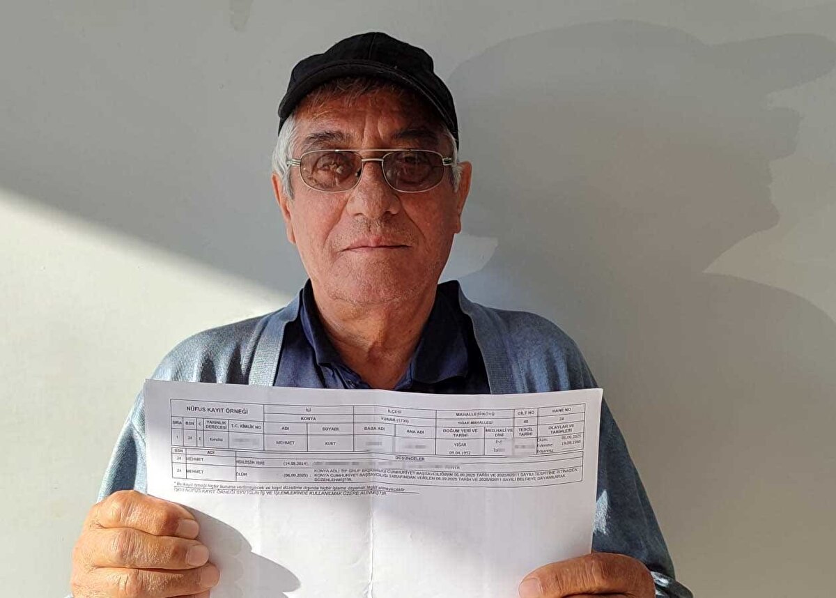 Antalya'da oturan Mehmet Kurt, 6 Eylül’de memleketi Yunak ilçesinde otomobille kaza yaptı. Kazada Mehmet Kurt ile eşi Dudu Kurt yaşamını yitirdi. Çift, Yukarı Piribeyli Mahallesi'nde toprağa verildi. Konya Adli Tıp Grup Başkanlığı Cumhuriyet Başsavcılığı tarafından düzenlenen ölüm belgesinde ölen Mehmet Kurt'un yerine, Yunak ilçesi Yığar Mahallesi nüfusuna kayıtlı olan ve Ilgın ilçesi Milli Egemenlik Mahallesinde oturan emekli Mehmet Kurt, nüfus kayıtlarına öldü olarak geçti. Bu olaydan birkaç gün sonra durumu fark eden jandarma, Mehmet Kurt'a telefonla ulaşıp, durumu bildirdi. Kurt, yaşadığını ispatlamak için önce Yunak Cumhuriyet Başsavcılığı’na, ardından da ikamet ettiği Ilgın ilçesinde Cumhuriyet Başsavcılığı’na müracaat etti.