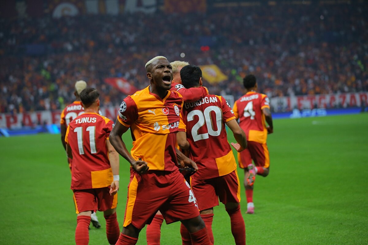 DERBİ ÖNCESİ OSİMHEN ŞOKU<br><br>Sarı-kırmızılı takımın golcü yıldızı Victor Osimhen'in Beşiktaş derbisi öncesinde bugün antrenmana çıkmadığı ifade edildi.