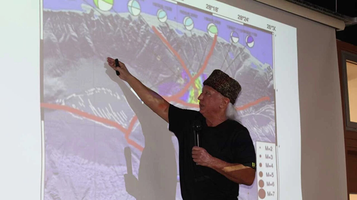 Yeni bir 6.2’lik deprem olabilir<br>Uzman isim, Silivri Çukuru içinde kalan fay parçası üzerinde 6.2 büyüklüğünde bir deprem potansiyeli olduğunu ifade etti. Kumburgaz Çukuru’ndaki ana faydan farklı olarak, bu kez orta sırta paralel ikinci bir kolda kırılmalar yaşandığını söyledi.