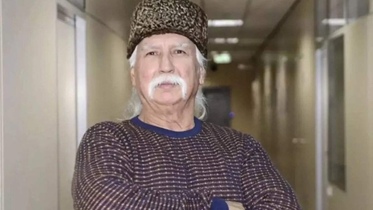 Marmara Denizi’nde 2 Ekim’de meydana gelen 5.0 büyüklüğündeki depremin ardından, CNN Türk'e canlı olarak bağlanan Jeofizik Yüksek Mühendisi Prof. Dr. Şener Üşümezsoy, çarpıcı değerlendirmelerde bulundu. Üşümezsoy, bu depremin, 23 Nisan’da yaşanan 6.2 büyüklüğündeki Kumburgaz depremiyle bağlantılı olduğunu belirterek, "O gün söylediklerimin yarısı gerçekleşti, diğer yarısı henüz olmadı" dedi.<br><br>Depremin Tekirdağ açıklarında değil, Silivri Çukuru’nun batı kenarında meydana geldiğini vurgulayan Üşümezsoy, söz konusu bölgedeki 10-15 kilometrelik fay parçasının hâlâ kırılmadığını belirtti.