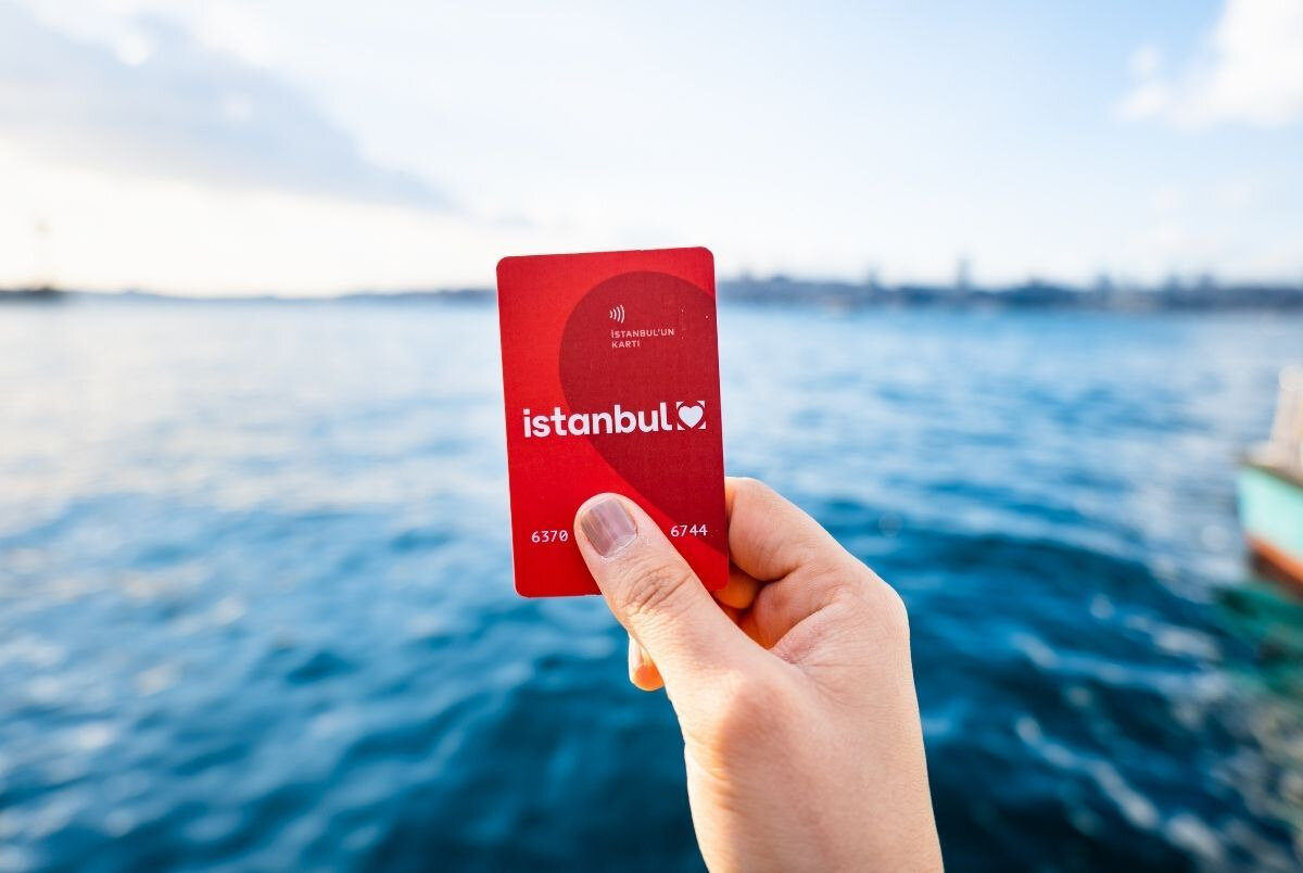 Abonman desteği, Genç Üniversiteli Desteği’ne başvuran ancak ilk 100 bin öğrenci arasına giremeyenler arasından seçilecek. Ödemeler her ay mavi abonman kartı olan İstanbulkart’a aktarılacak. Desteğin süresi 9 ay olarak belirlendi.