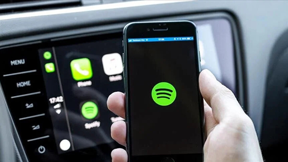 Spotify kullanıcıları, yeni fiyatlar ve ücretsiz deneme seçeneğinin kaldırılmasıyla birlikte aboneliklerini yeniden gözden geçirebilir. Şirketin yönetim değişimi ve Rekabet Kurumu soruşturması ise platformun Türkiye pazarındaki geleceği hakkında merak uyandırıyor.