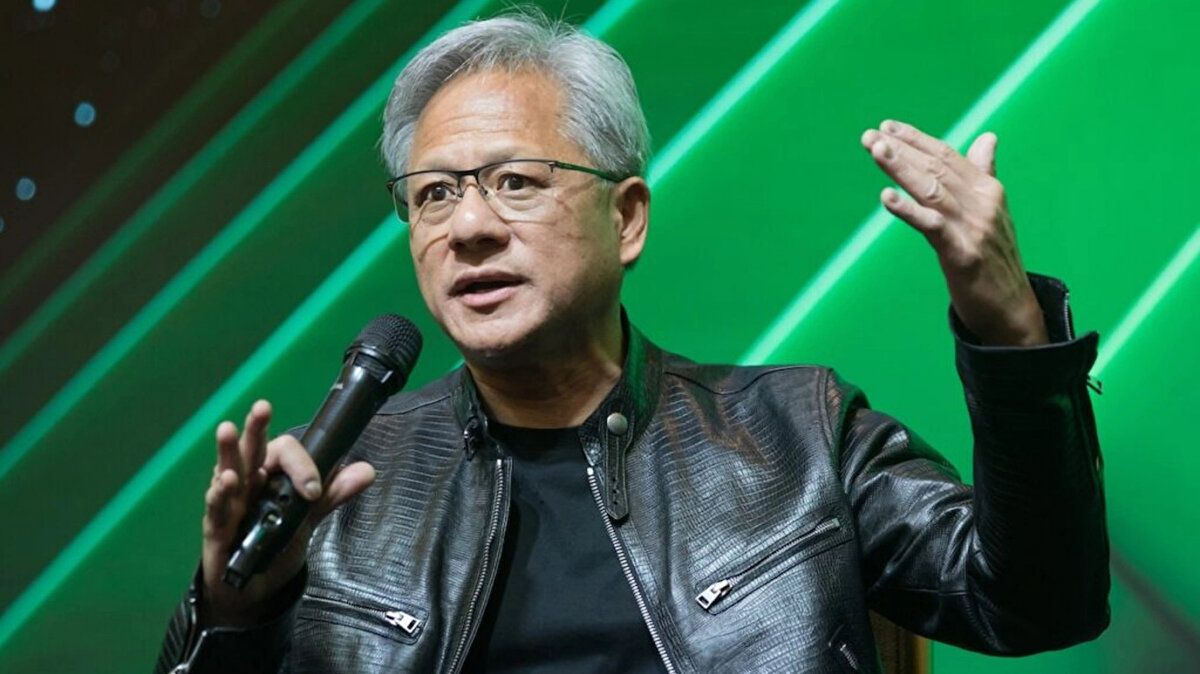 NVIDIA CEO’sundan dikkat çeken açıklama<br>Piyasa değeri 4 trilyon doları aşan NVIDIA’nın CEO’su Jensen Huang, bu tartışmalara farklı bir perspektif getirdi. Huang’a göre yapay zekâ işsizliği artırmayacak, tam tersine yeni iş alanları yaratacak.