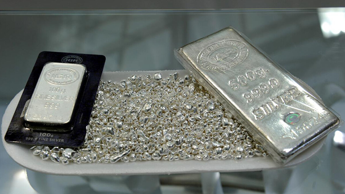 Altın fiyatları rekor üstüne rekor kırarken gümüş de arkasından gelmeye devam ediyor. 25 Eylül'de 60 lirayı geçen gümüşün gramı 64 lirayı geçerek rekor kırdı.