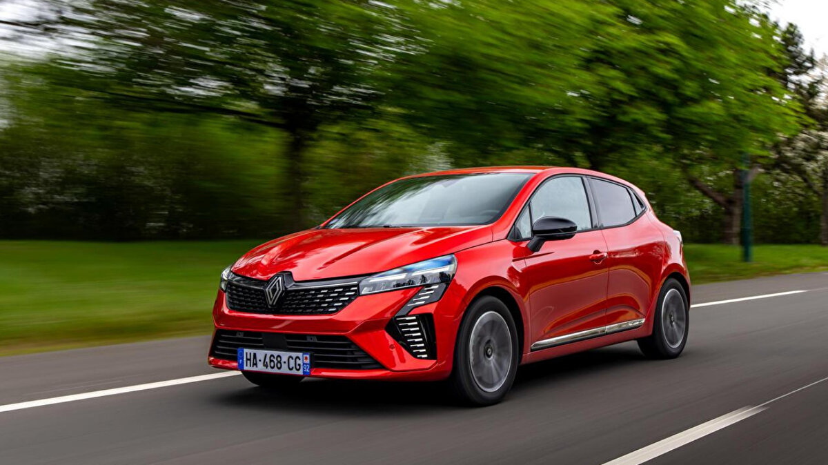 Renault Clio HB – 3.707 adet<br>Üçüncü sırada ise hatchback sınıfında öne çıkan Renault Clio yer aldı. Kompakt yapısı ve ekonomik motor seçenekleriyle dikkat çekiyor.