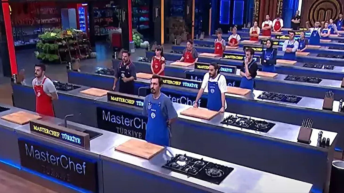 MasterChef dokunulmazlık oyununu hangi takım kazandı?<br><br>1 Ekim 2025 tarihinde yayınlanan MasterChef bölümünde yarışmacılar kıran kırana mücadele etti. Şeflerin değerlendirmeleri sonrası mavi takım dokunulmazlığı kazandı. Böylece kırmızı takım yarışmacıları bireysel dokunulmazlık için yeniden tezgâh başına geçti.