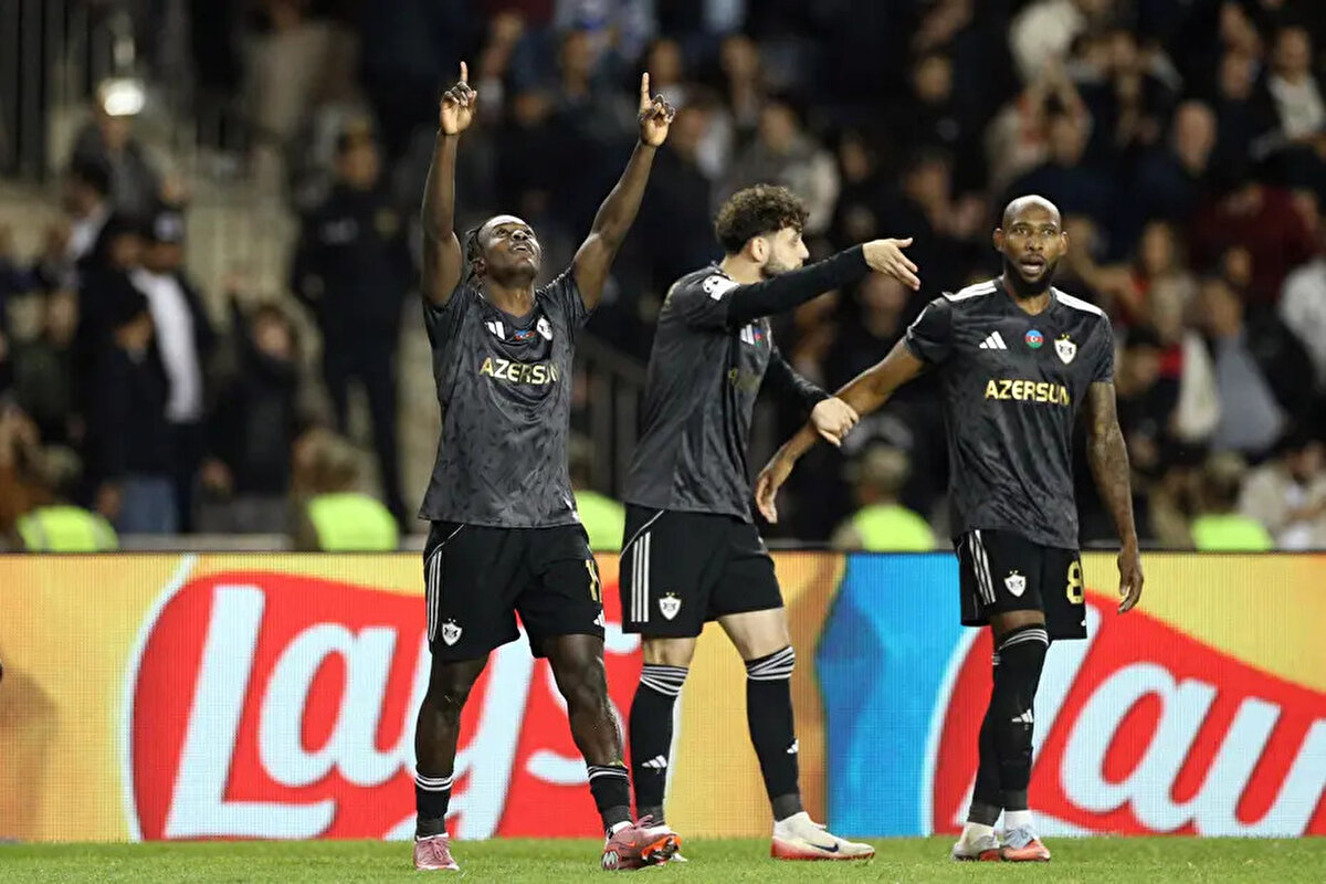 Marca'da yer alan haberde maça ilişkin, "Karabağ, Avrupa'daki güçlü duruşunu sürdürüyor: İkinci galibiyet" denildi. AS'taki haberde, "Karabağ hayalini yaşıyor. Benfica karşısında geri dönüşle sürprizi başaran Azerbaycan ekibi, Şampiyonlar Ligi'nin lig aşamasındaki mükemmel performansını sürdürüyor." ifadeleri yer aldı. BBC ise Karabağ'ın galibiyetine ilişkin şu ifadeleri kullandı, "Karabağ, Şampiyonlar Ligi'nde üste üste iki galibiyet elde ederek rekor kırdı."<br><br>