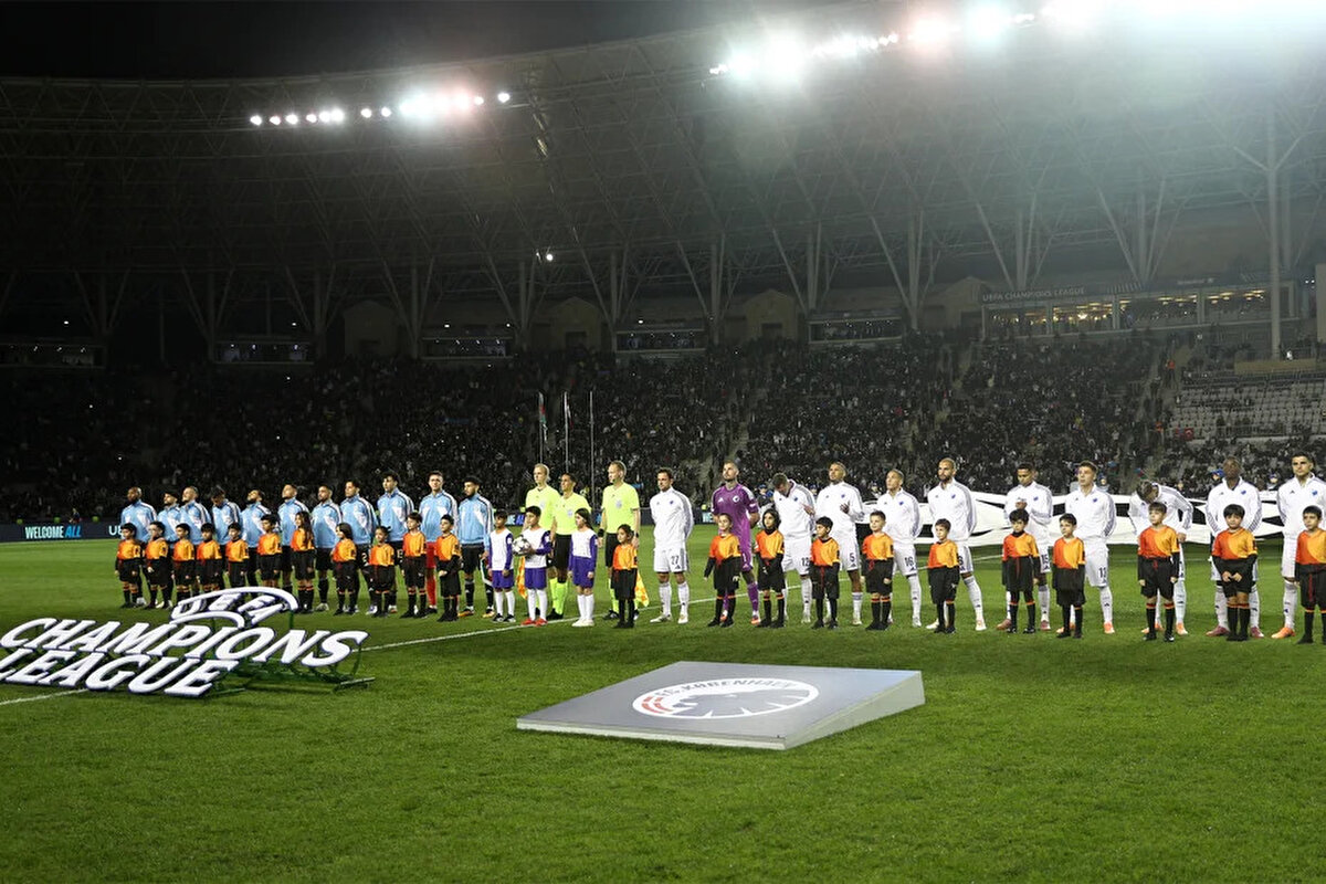 BU SEZONKİ PERFORMANSLARI<br>Kurban Kurbanov yönetimindeki Karabağ, Azerbaycan Premier Ligi’nde bu sezon oynadığı 5 maçta 3 galibiyet, 1 beraberlik ve 1 yenilgi aldı.<br><br> <br><br><br><br>Şampiyonlar Ligi’nde 2’de 2 yapan Karabağ, Avrupa’nın 1 numaralı organizasyonunda ikinci maçlar sonunda namağlup 9 takımdan biri.<br><br> <br><br><br><br>Karabağ, Şampiyonlar Ligi’nde kalan maçlarında sırasıyla Athletic Bilbao, Chelsea, Napoli, Ajax, Eintracht Frankfurt ve Liverpool’la karşı karşıya gelecek.