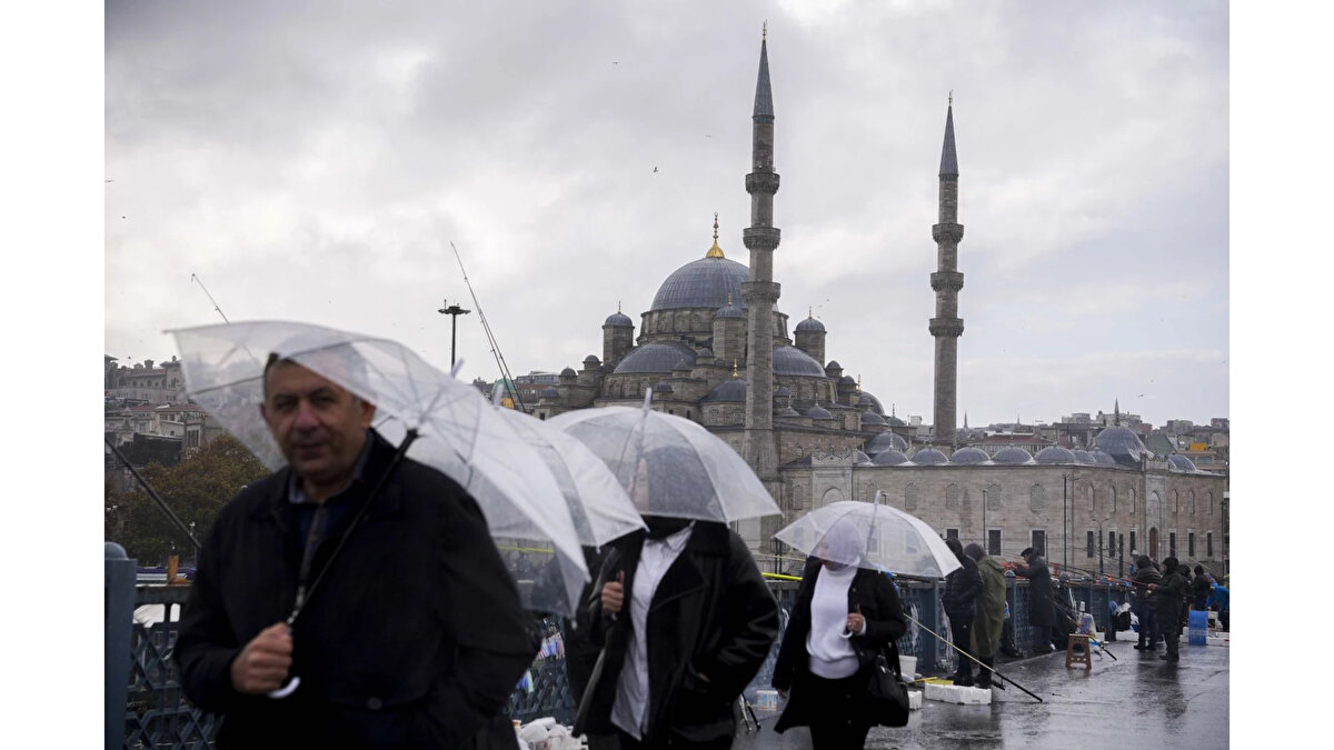 Kuvvetli rüzgarla birlikte sel, su baskını, yıldırım, küçük çaplı dolu yağışı ve kıyılarda hortum riski gibi tehlikelere karşı vatandaşların tedbirli olmaları gerektiği belirtildi.