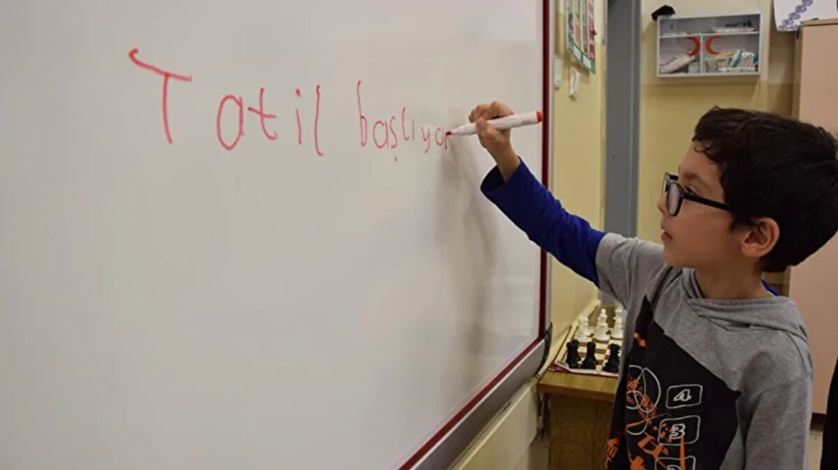 Öğrenciler ve veliler tatil planlarını yaparken MEB tarafından paylaşılan bu takvimi dikkate alabilecek. Böylece Kasım ara tatili, yarıyıl tatili ve diğer resmi tatiller şimdiden planlanabilecek.