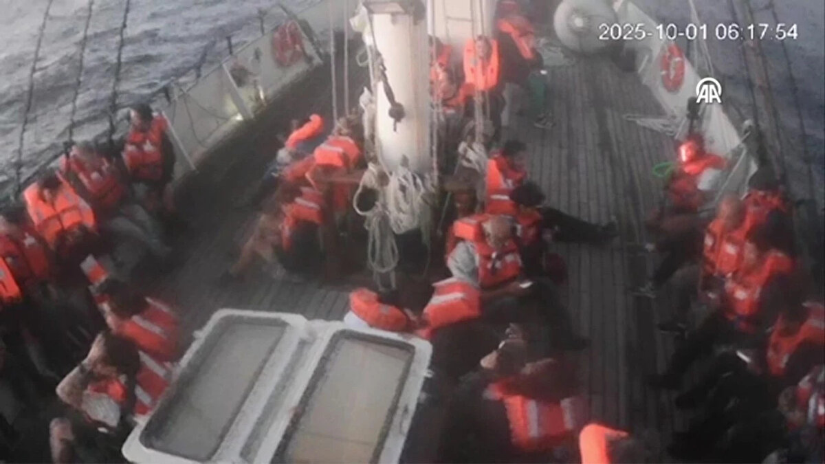 Sumud Filosu'nda Son Durum<br>İşgalci İsrail'in Gazze'ye uyguladığı ablukayı kırmak ve insani yardım ulaştırmak için yola çıkan Küresel Sumud Filosu İsrail donanması tarafından saldırıya uğradı. Sicilya'dan hareket eden onlarca tekne Eylül ayından bu yana Gazze'ye doğru ilerliyor. Sumud Filosu Gazze'ye 69.3 mil kala Siyonist İsrail ordusu tarafından saldırıya uğradı. Siyonist askerler teknelere çıkarak ele geçirmeye başladı. 45 teknenin önü siyonist hücümbotlarınca kesildi. Teknelerdeki aktivistler bu durumu ülkelerine canlı yayınlarla duyurmaya çalışırken İsrail Donanması tarafından iletişim bağlantıları tamamen kesildi ve internet üzerinden yapılan canlı yayınlara da ulaşılamadı. <br><br>Filonun sosyal medya hesaplarından yapılan açıklamada "Gemilerimiz yasa dışı kuşatma altında. Kameralar devre dışı kaldı ve gemilere askeri personel çıktı." açıklaması yapıldı. Filodan daha sonra "Müdahale edilmeyen gemilerimiz yoluna devam ediyor" ifadesi kullanıldı.<br><br><br>