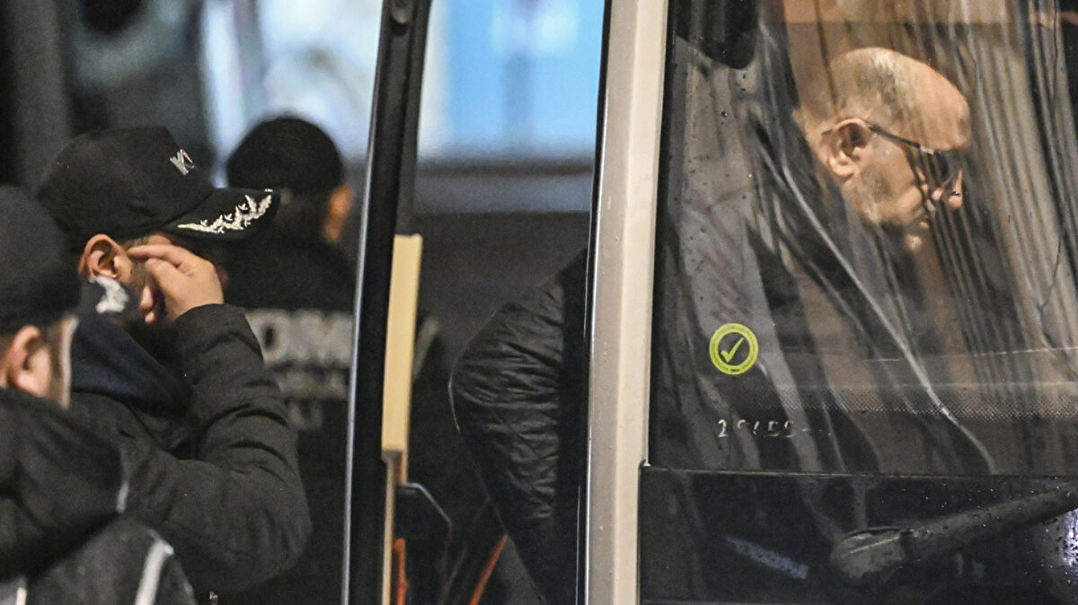 Aziz İhsan Aktaş Neden Gündemde?<br><br>2025 başlarında İstanbul Cumhuriyet Başsavcılığı tarafından yürütülen soruşturmada Aktaş hakkında ağır suçlamalar gündeme geldi:<br><br>Suç örgütü kurmak ve yönetmek<br><br>Rüşvet vermek<br><br>İhaleye fesat karıştırmak