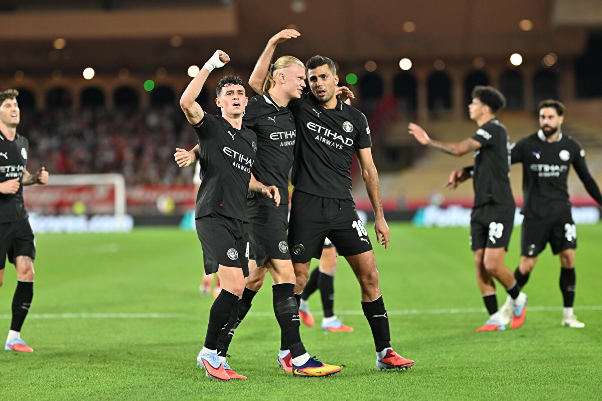 MANCHESTER CİTY SON DAKİKADA YIKILDI<br><br>M. City, Haaland ile erken dakikalarda 1-0 öne geçerken Monaco'da Teze harika bir golle skoru 1-1'e getirdi. İlk yarının skorunu Haaland belirledi ve M. City soyunma odasına 2-1 önde gitti. Maçın son dakikalarında penaltı kazanan Monaco, Dier'in golüyle maçı 2-2 bitirdi. 