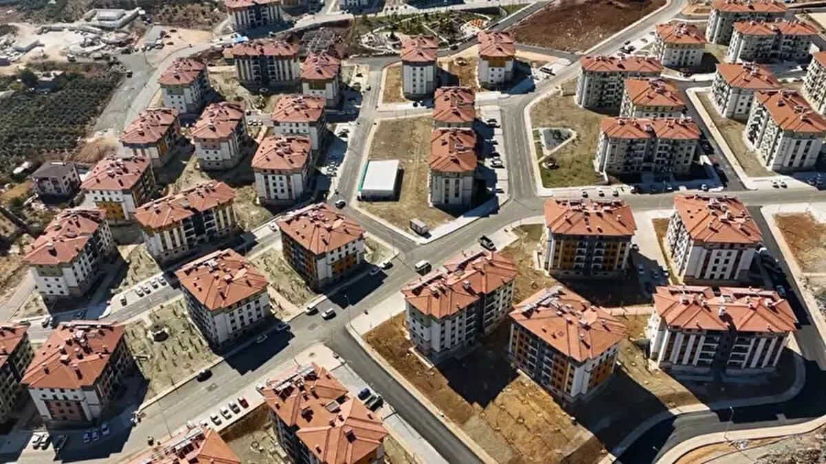 Açık artırma detayları<br><br>TOKİ’nin hemen teslim daire ve iş yeri satışları için açık artırmalar, 15 Ekim Çarşamba (konutlar) ve 16 Ekim Perşembe (iş yerleri) günü saat 10.30’da Ankara Bilkent Otel ile TOKİ İstanbul Hizmet Binası’nda yapılacak. Katılamayanlar için internet üzerinden de teklif verme imkânı bulunuyor.