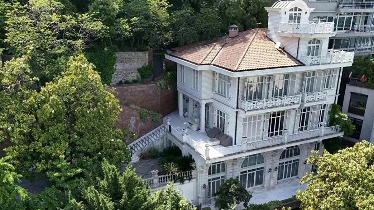 Koza İpek Holding'in sahibi ve FETÖ firarisi Akın İpek'e ait olan, 15 Temmuz darbe girişimi sonrası TMSF'ye devredilen Beyaz Köşk'ün yeni sahibi, en yüksek teklifi veren tekstil ve denizcilik sektörünün tanınmış isimlerinden Ali Bekmezci oldu. 2025 yılında üç kez ihaleye açılan köşk, tekliflerin yetersiz olması nedeniyle satılamamıştı. Kamuoyu Aydınlatma Platformu'na (KAP) yapılan açıklamada, “İhalede en yüksek teklif, KDV dahil 1.116.000.000 TL (Bir milyar yüz on altı milyon Türk Lirası) olarak alınmıştır.” denildi. Peki Ali Bekmezci kimdir?