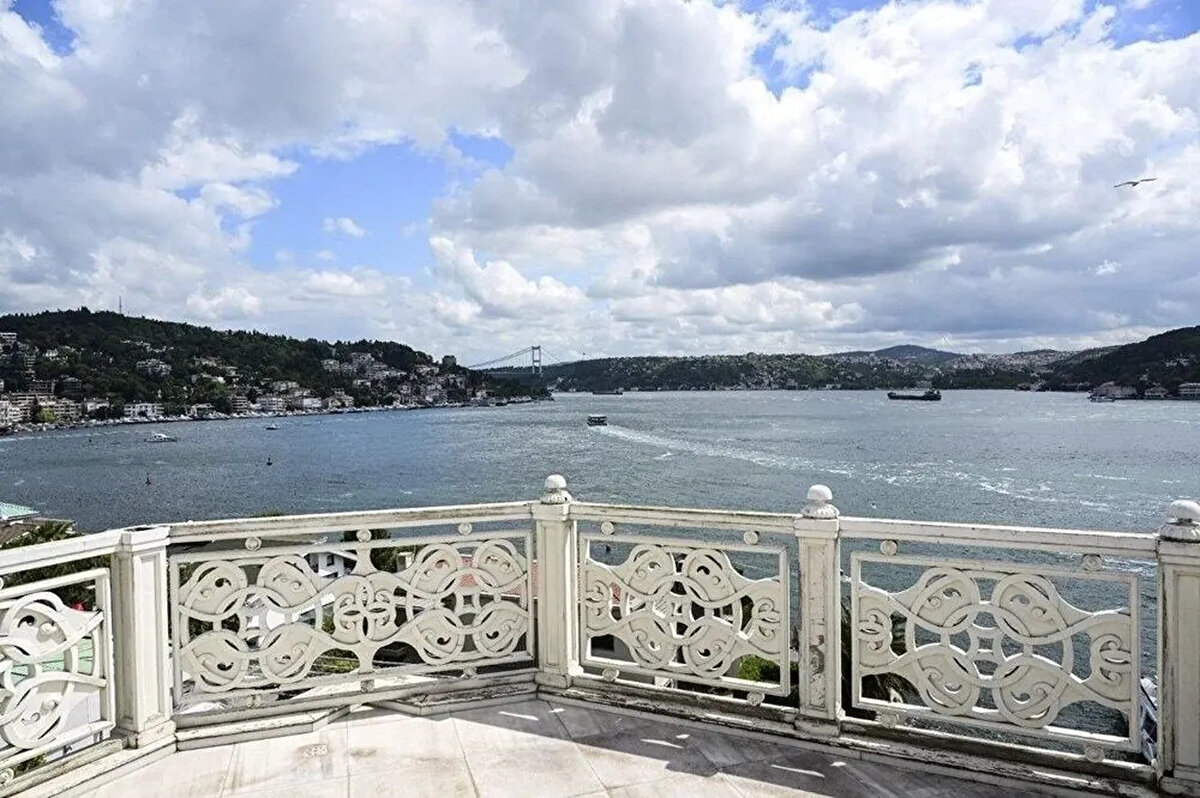 Beyaz Köşk'ün Özellikleri<br><br>Beyaz Köşk, 1259 ada 132 parsel üzerinde yer alan iki yapıdan oluşmaktadır. 695 metrekare brüt kapalı kullanım alanı ve 208 metrekare terasa sahiptir.