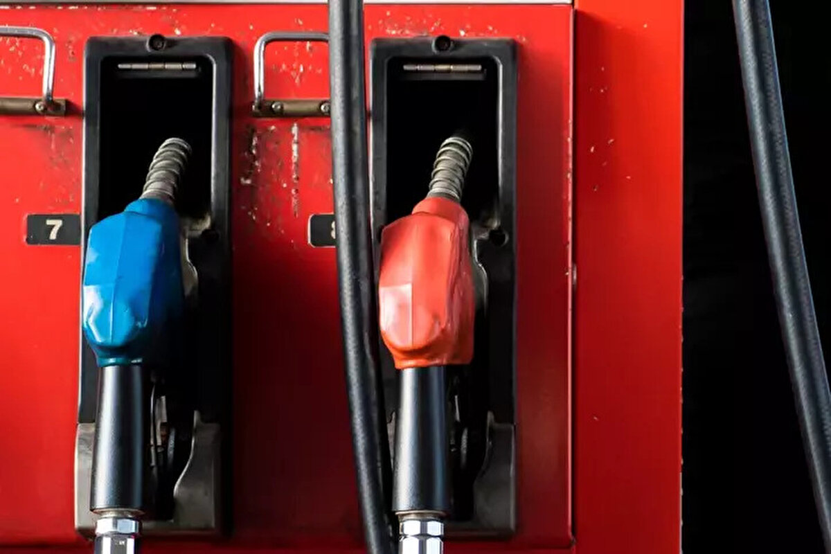 Akaryakıt zam beklentisini etkileyen faktörler<br><br>Akaryakıt zam veya indirimleri, uluslararası ham petrol fiyatları, döviz kuru dalgalanmaları ve vergi düzenlemeleri doğrultusunda belirleniyor. Küresel petrol stoklarındaki değişiklikler, jeopolitik riskler ve enerji piyasalarındaki gelişmeler fiyatların seyrinde kritik rol oynuyor. Bu nedenle araç sahipleri her gün yeni bir fiyat hareketliliğiyle karşılaşabiliyor.