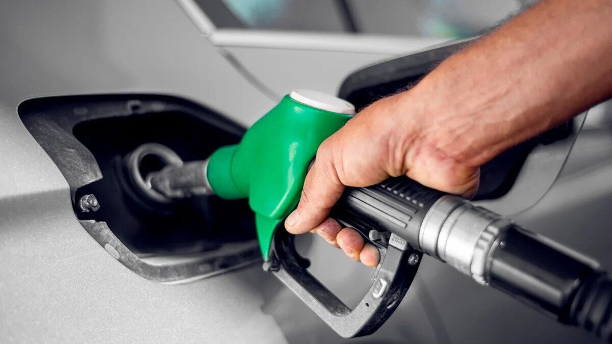 İzmir akaryakıt fiyatları (2 Ekim 2025)<br><br>Benzin: 54,46 TL<br><br>Motorin (Mazot): 55,81 TL<br><br>LPG: 26,33 TL