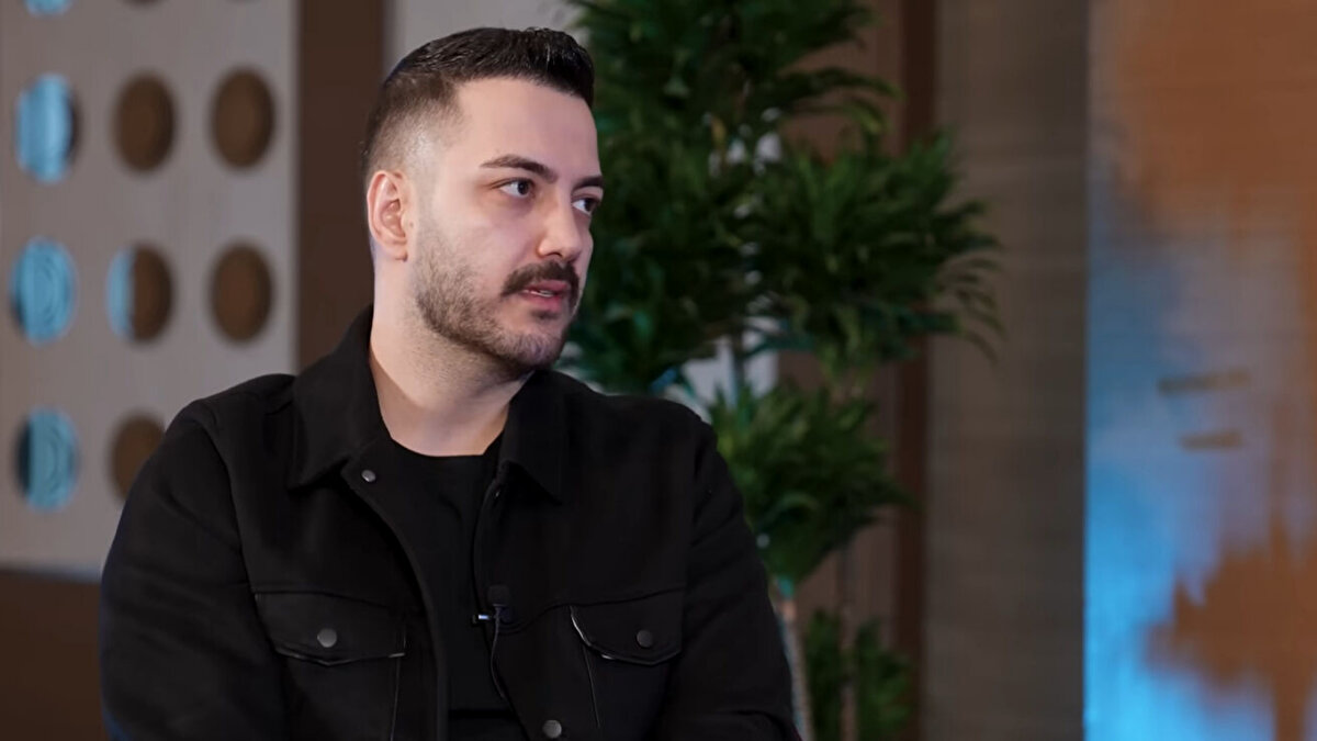 Sabuncuoğlu, “Alınan karar sonrası Tedesco ve ekibiyle yola devam edilmesi, bu galibiyetleri daha değerli hale getiriyor. Görkemli bir başlangıç yaptı Fenerbahçe, sadece 65. dakikadan sonra oyunu rakibe ortak etmesi küçük bir eleştiri olabilir” ifadelerini kullandı.