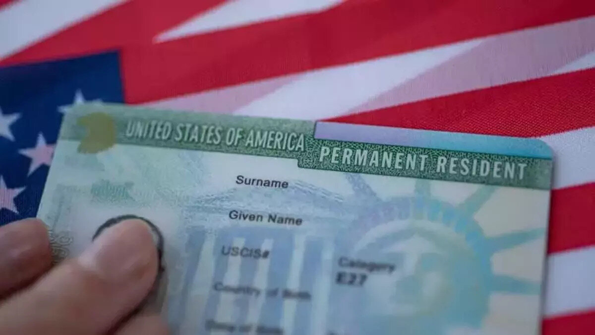 Green Card başvurusu ne zaman başlayacak?<br><br>Green Card çekilişi her yıl ekim ayının ilk haftasında başlıyor ve kasım ayının ilk günlerinde sona eriyor. Geçtiğimiz yıl DV-2026 için başvurular 2 Ekim – 7 Kasım tarihleri arasında alınmıştı. Benzer bir takvimin izlenmesi halinde, DV-2027 Green Card başvurularının da Ekim 2025’in ilk haftasında başlaması ve Kasım başına kadar sürmesi bekleniyor.