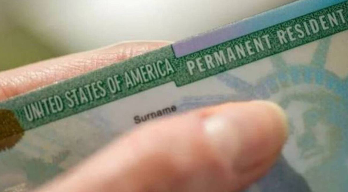 Green Card başvurusu nasıl yapılır?<br><br>Yeşil Kart kura başvurusu online ortamda yapılır ve adaylardan belirli belgeler talep edilir. Başvuru için izlenmesi gereken temel adımlar şunlardır:<br><br>ABD’nin resmi Diversity Visa (DV) Programı web sitesine giriş yapılır.<br><br>Başvuru formu eksiksiz doldurulur.<br><br>ABD vize standartlarına uygun güncel bir biyometrik fotoğraf yüklenir.<br><br>Aday yalnızca bir kez başvuru yapabilir. Birden fazla başvuru yapanların kayıtları geçersiz sayılır.<br><br>Başvuru sonrasında verilen onay numarası mutlaka saklanmalıdır.