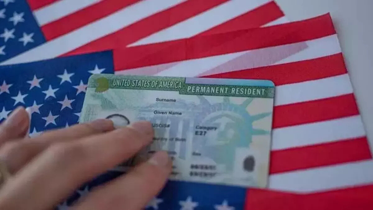 Green Card başvuru şartları neler?<br><br>ABD’ye göç etmek isteyenlerin başvuru yapabilmesi için bazı temel kriterler bulunuyor:<br><br>Uygun ülke vatandaşı olmak: Türkiye vatandaşları başvuru yapabiliyor.<br><br>Eğitim/İş deneyimi: En az lise mezunu olmak şart. Lise diploması olmayanların ise son 5 yıl içinde, en az 2 yıl deneyim gerektiren bir işte çalışmış olması gerekiyor.<br><br>Fotoğraf şartı: ABD’nin belirlediği ölçülere uygun, güncel bir fotoğraf yüklenmeli.<br><br>Aile bireyleri: Başvuran kişi eşini ve 21 yaş altındaki evli olmayan çocuklarını da başvurusuna dahil etmek zorunda.
