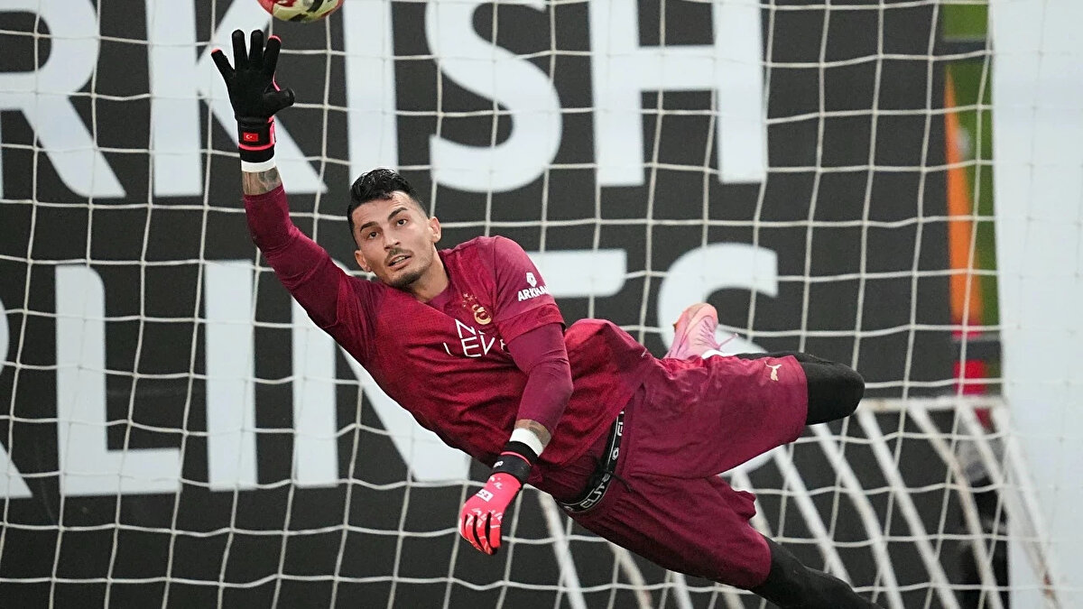 PERFORMANSI<br><br>Galatasaray forması ile henüz 5 maça çıkan milli eldiven, 5 maçta forma giydi. <br>Forma giydiği mücadelelerde 6 gol yerken 3 maçta kalesini gole kapattı.