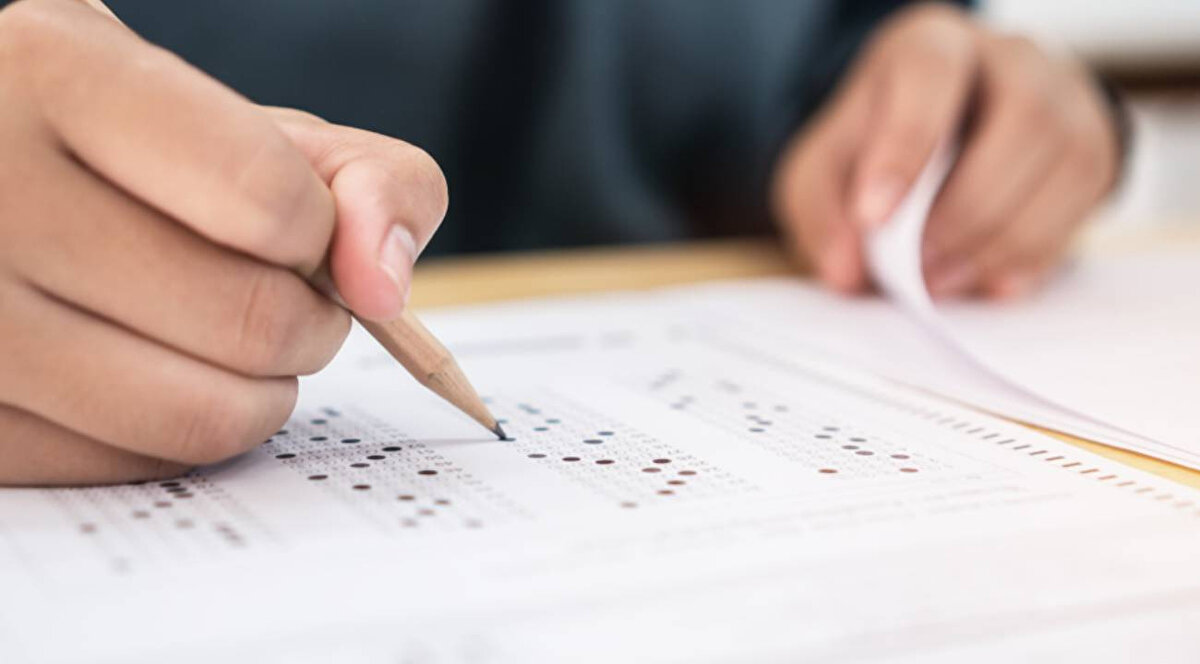 AÖL KAYIT ÜCRETİ NE KADAR?<br><br>Yeni kayıt ve kayıt yenileme işlemleri için öğrenciler 400 TL kayıt ücreti ödeyecek. Ödemeler, MEB Destek Hizmetleri Genel Müdürlüğü Döner Sermaye İşletmesi hesabına yapılacak.<br>Öğrenciler ödemelerini:<br><br>odeme.meb.gov.tr<br> adresinden kredi kartıyla,<br><br>T.C. Ziraat Bankası, Türkiye Vakıflar Bankası ve Türkiye Halk Bankası’nın ATM, mobil veya internet bankacılığı üzerinden<br>03 Ekim 2025 saat 23.59’a kadar yapabilecek.