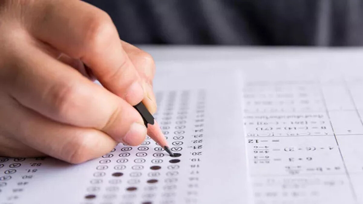 <br>AÖL DERS SEÇİMİ TARİHLERİ<br><br>Kayıt işlemlerini tamamlayan öğrenciler, 5 Eylül – 3 Ekim 2025 tarihleri arasında ders seçimlerini gerçekleştirebilecek. İşlemler aolweb.meb.gov.tr<br> adresinden öğrenciT.C. kimlik numarası ve şifre ile ya da e-Devlet üzerinden yapılabilecek.<br><br>Not: 9 ve daha az ders seçen öğrenciler e-Sınav randevusu alarak sınava girmek zorunda olacak. Bu durumda olan öğrenciler, basılı evrakla yapılan yüz yüze sınavlara katılamayacak.<br>