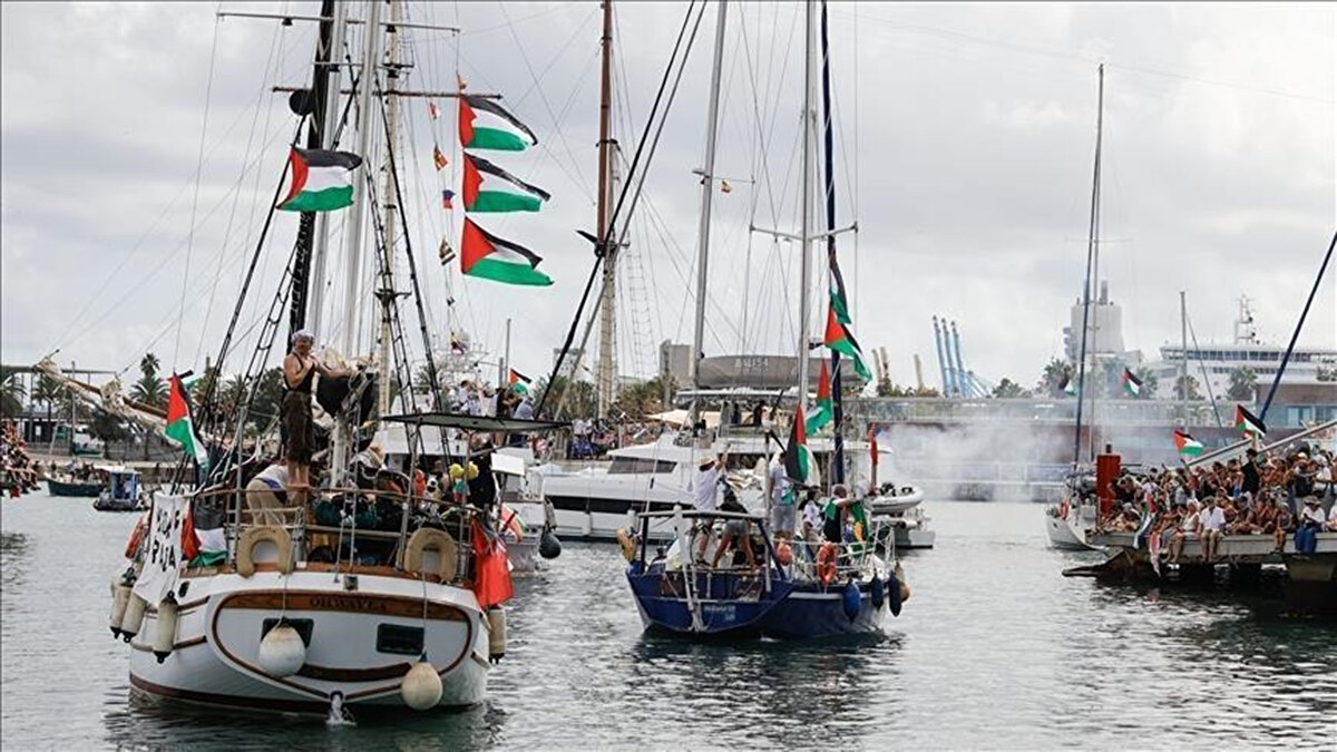 İsrail Dışişleri Bakanlığı, Küresel Sumud Filosu’ndaki bazı aktivistleri gözaltına alındığını belirterek, gözaltına alınan aktivistlerin görüntülerini yayınladı. Gözaltına alınanlar arasında İsveçli aktivist Greta Thunberg de yer alıyor.