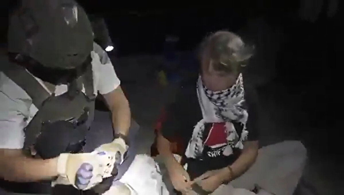 Thunberg, İsrail’in Gazze’deki ablukasını kırmak için 1 Haziran’da İtalya’nın Sicilya bölgesindeki Katanya kentinden yola çıkan ve Gazze Şeridi’ne insani yardım ulaştırmayı amaçlayan Madleen gemisine, 9 Haziran’da İsrail ordusu tarafından Gazze’ye 185 kilometre mesafede uluslararası sularda gerçekleştirilen müdahalede gözaltına alınmıştı.