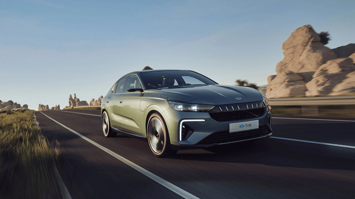 28 DAKİKADA ŞARJ OLUYOR<br><br>TOGG'un yeni modeli şarj süresi ile de dikkat çekiyor. T10F 28 dakikada yüzde 80 doluluk seviyesine ulaşabiliyor.