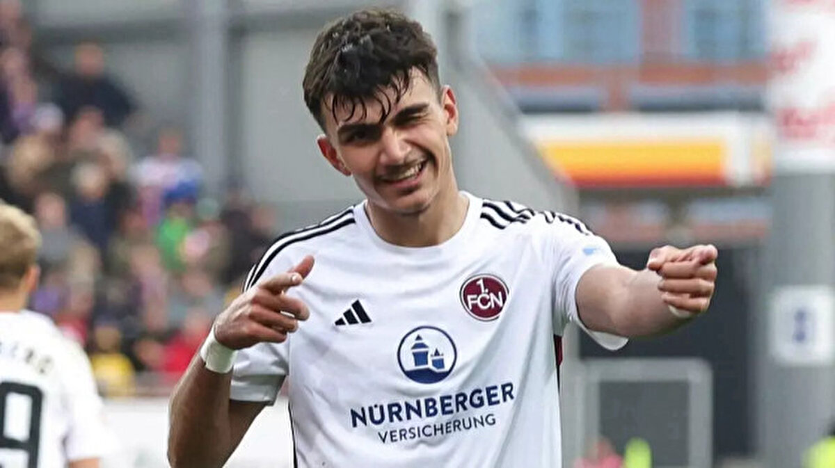 Almanya Futbol Federasyonu 19 yaşındaki Regensburg doğumlu Can Uzun'u epey bir süre kadrosuna katmaya çalışmıştı.