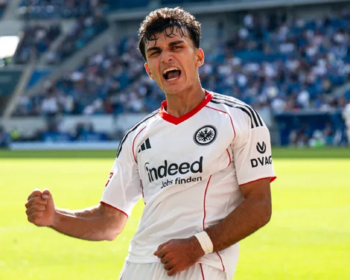 Uzun’un bu ihtimali hâlâ teoride mevcut olsa da, önümüzdeki ay Türkiye’nin Bulgaristan ve Gürcistan’a karşı oynayacağı Dünya Kupası elemelerinde kadroya girmesi ve resmi maç sayısını artırması bekleniyor. Böylece Almanya’ya geçiş ihtimali fiilen kapanabilir.