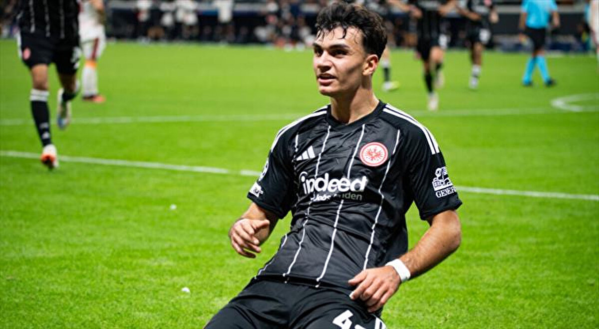 AMACIMIZ PARA KAZANMAK DEĞİL<br><br>Eintracht Frankfurt cephesi ise genç yıldızın gelişiminden memnun. Sportif direktör Timmo Hardung, “Amacımız para kazanmak değil, başarılı olmak. Bunun için de kaliteli futbolculara ihtiyacımız var ve bazen onların gelişmesi için sabır göstermek gerekiyor. Can da bunun en iyi örneklerinden biri” dedi. Hardung ayrıca, Uzun’un 2023 yazında Nürnberg’den 11 milyon euro bonservis bedeliyle transfer edildiğini hatırlattı ve şöyle konuştu:<br>