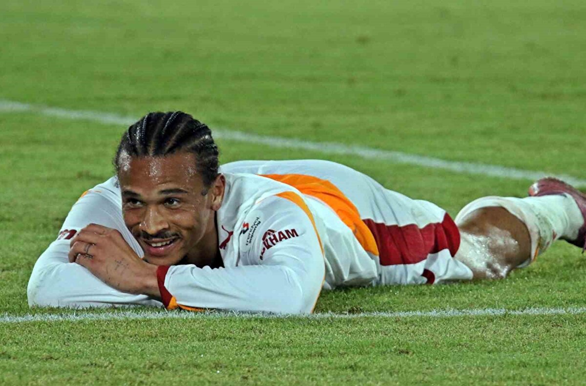 OKAN BURUK'TAN SANE'YE TELEFON<br><br>Habere göre, teknik direktör Okan Buruk, Liverpool maçında forma  şansı vermediği Leroy Sane'yi telefonla aradı. 