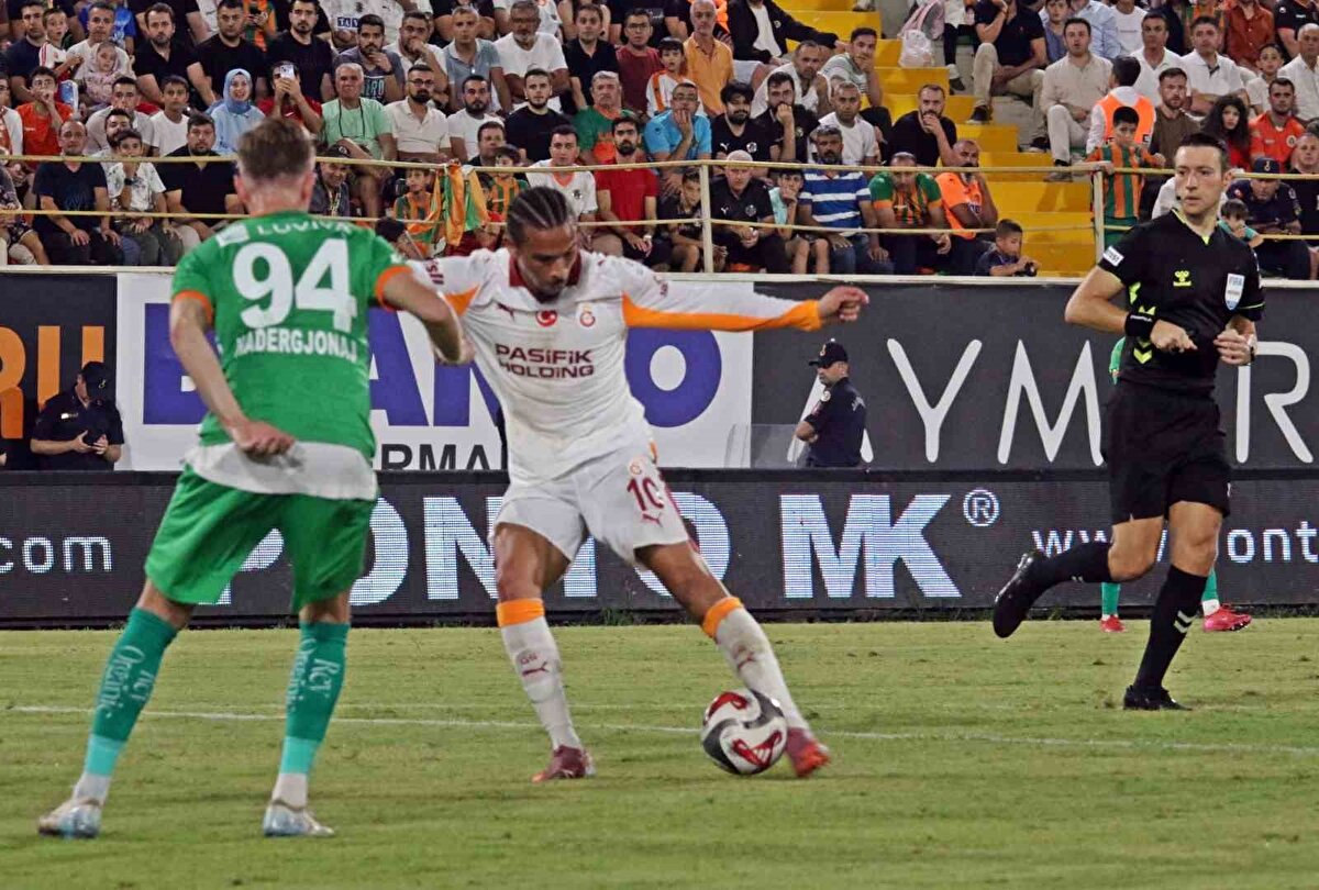 DERBİDE FORMA SANE'NİN<br><br>Buruk'un Sane'ye 'Derbide hazır ol. İlk 11'de başlayacaksın. Forma senin." dediği iddia edildi. 