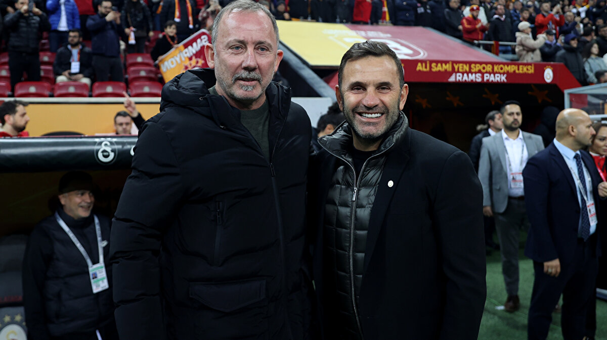 Avrupa maçı öncesinde Alanyaspor deplasmanına konuk olan Galatasaray, Mauro Icardi’nin şık golüyle maçı 1-0 kazanmıştı. Türk futbolunun iki büyük ismi Okan Buruk ve Sergen Yalçın’ı karşı karşıya getirecek olan mücadele, taraftarlara büyük bir seyir zevki vaat ediyor.