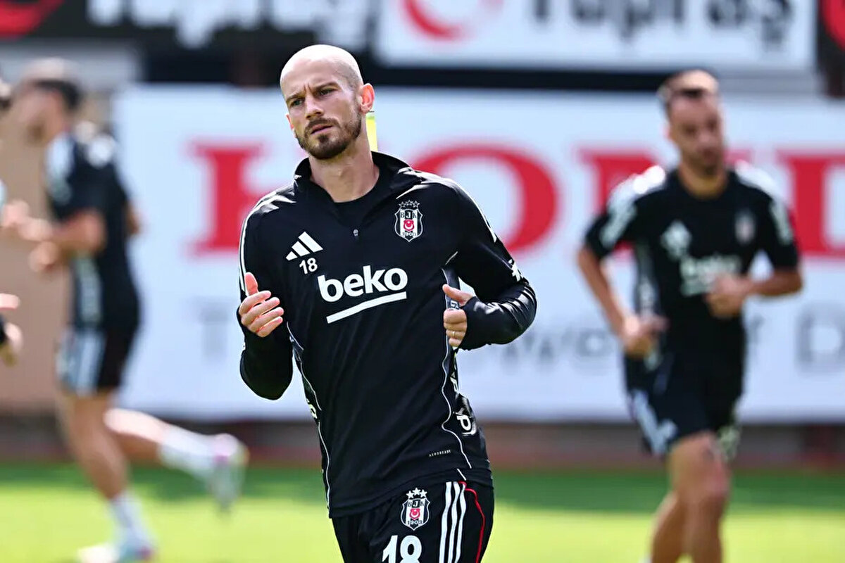 Siyah beyazlılar salı günü, hafta sonu oynayacağı Galatasaray derbisinin hazırlıklarına başladı. Beşiktaş'ın derbi hazırlıkları bugün de devam etti.