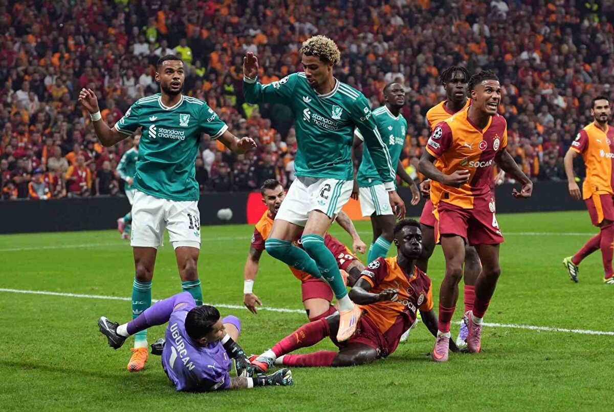 "Galatasaray maçındaki hakem olsaydı Palace'a kaybetmezdik"<br><br>Arne Slot, sözlerine şöyle devam etti: "Tekrar ediyorum, bu olabilir ve biz bundan daha iyi olmalıyız, şanslı ya da şanssız olmanız, akıllı ya da değil olmanız, duran toptan gol atmanız ya da Palace maçında olduğu gibi iki gol yemeniz önemli değil. Bu arada, Galatasaray maçındaki gibi bir hakemimiz olsaydı, Palace maçında kaybetmezdik çünkü bu hakem düdüğünü tam sekizinci dakikada çaldı! Ama tekrar ediyorum, bunun şu anki sonuçlarla hiçbir ilgisi yok. Daha iyisini yapmalıyız ve bunu deneyeceğiz." <br>