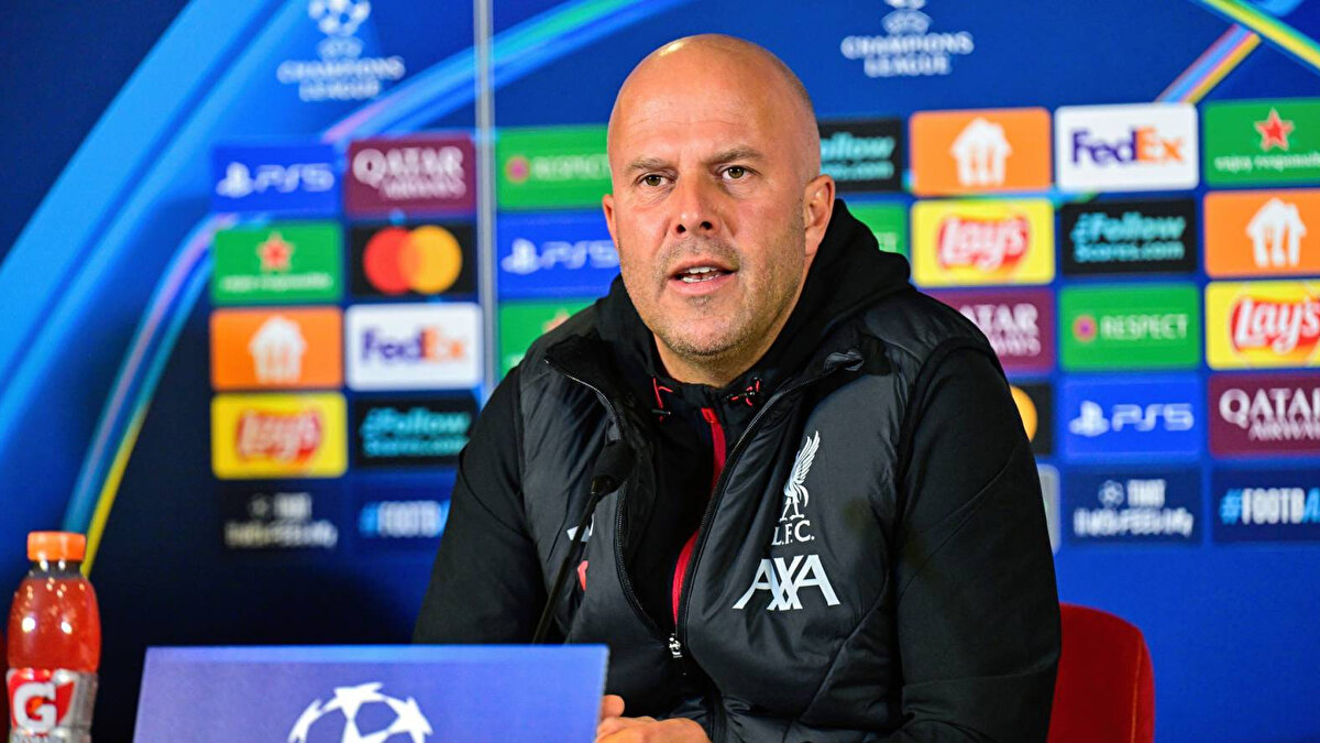 ARNE SLOT'TAN OLAY SÖZLER<br><br>Liverpool Teknik Direktörü Arne Slot, oynayacakları Chelsea maçı öncesinde basın toplantısı düzenledi. Hollandalı teknik adam, Galatasaray'ın aldığı penaltıya vurgu yaparak Barış Alper'e gönderme yaptı.