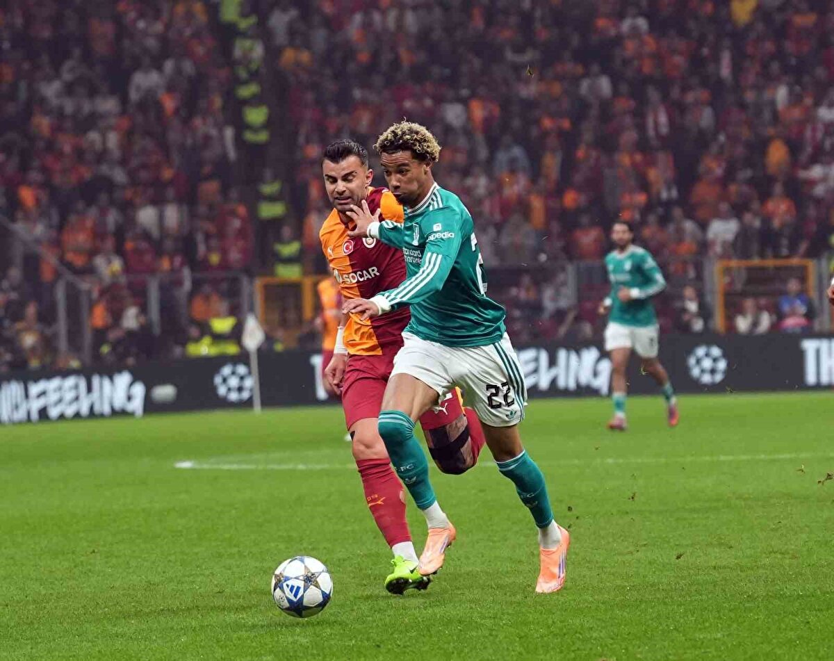 "EKITIKE AYAKTA KALIYOR, DİĞER OYUNCU YERE DÜŞÜYOR"<br><br>G.Saray maçı hakkında konuşan Arne Slot, "Biz bundan çok daha iyiyiz, Hugo Ekitike kaleciyle karşı karşıya kalsa bile, iki veya üç kez omzundan çekiştirilse bile ayakta kalmak için elinden geleni yapıyor, tıpkı oyuncularımızın çoğunlukla yaptığı gibi. Bir dakika sonra diğer ceza sahasında bir oyuncu bunu hissediyor, sanki hayatındaki en kötü darbeyi almış gibi yere düşüyor ve hakem penaltı veriyor." dedi.<br><br><br>