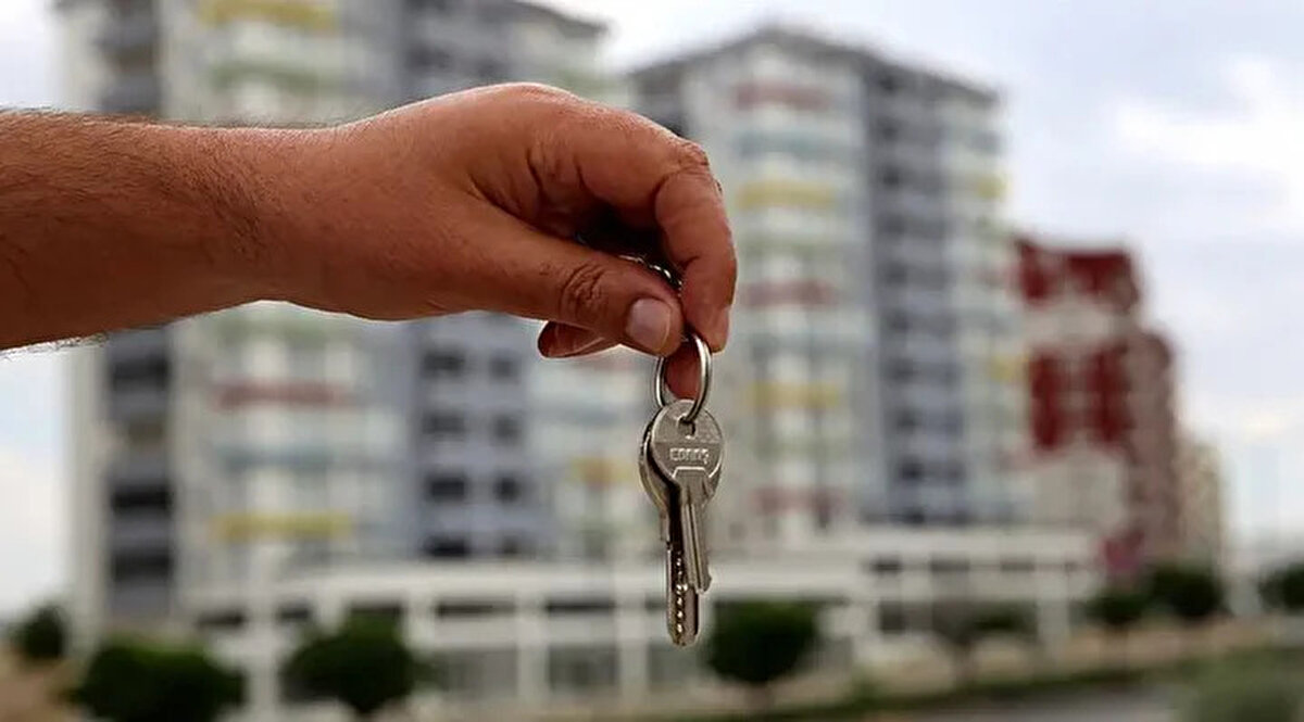 TOKİ'nin konut satışında olduğu gibi, başvuru yapanlar arasında hak sahipliği süreci kurayla belirlenecek. Kurada kiracı olmaya hak kazanan vatandaşlar sözleşme imzalayacak.<br><br>Bu süreçte düzenli kira ödemelerinin yapılıp yapılmadığı ve evlerin durumu düzenli denetime tabi olacak.